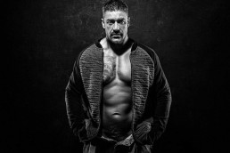 Mann mit Muskeln im Fotostudio