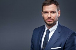 Elegantes Bewerbungsportait von einem Mann mit blauen Anzug.